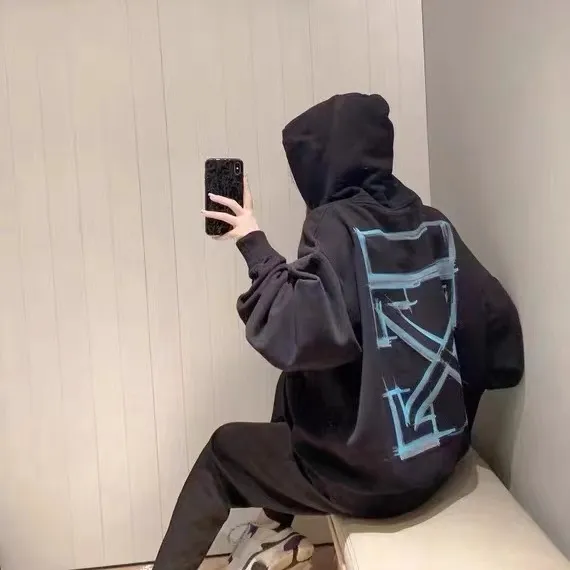 ♻️💯Upper body reference model picture❤️Top tested version 2022OFF OW WHITE new blue chalk marker depicting arrow loose trendy brand unisex casual autumn and winter hoodie sweatshirt Everyone take a look at the details of this enlarged picture, the print is like a chalk drawing, the image is lifelike. The printing uses Kornit digital direct inkjet printing, which adds particle direct inkjet printing. So it looks like chalk. But don’t worry about the anchorage of the printing, it will never fall off. Backwash and sun-resistant, machine washable without stress. Absoluteness distinguishes the offset printing on the market, which is perfunctory and cannot restore the texture of pink and ink at all! The side hems are initially folded, please pay attention! The fabric is made of 480 combed pure cotton terry, which has a full drape. Customized collar label, washed, hang tag. Color: Black Size: XS-L P:390